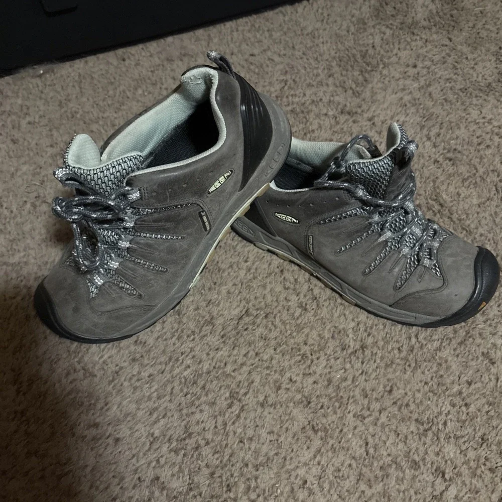 KEEN 1009533, Women's Bryce Gray Leather Waterproof Hiking Shoe, Size 7 US